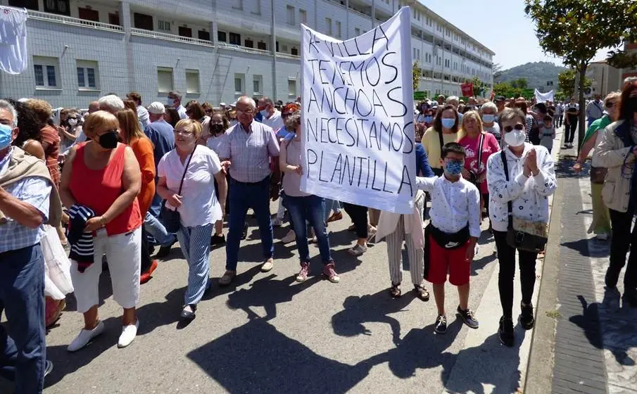 Los asistentes mostraron una pancarta sobre Revilla. R.A.