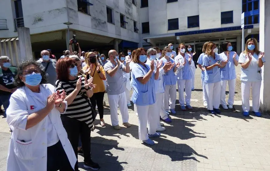 Los profesionales sanitarios salieron a mostrar su apoyo. R.A.