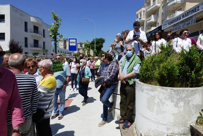 La manifestación concluyó en la puerta principal del hospital. R.A.