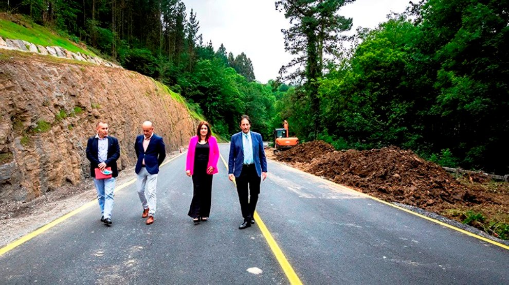 Las autoridades políticas visitaron las obras de la carretera en el Valle de Villaverde.