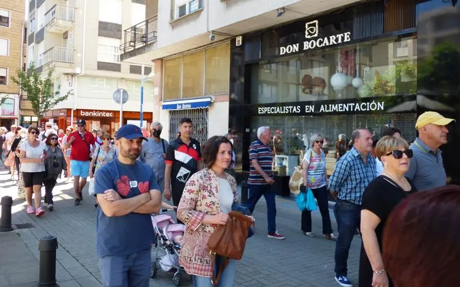 Los vecinos y políticos fueron hasta el puerto pesquero. Nyka Goicoechea