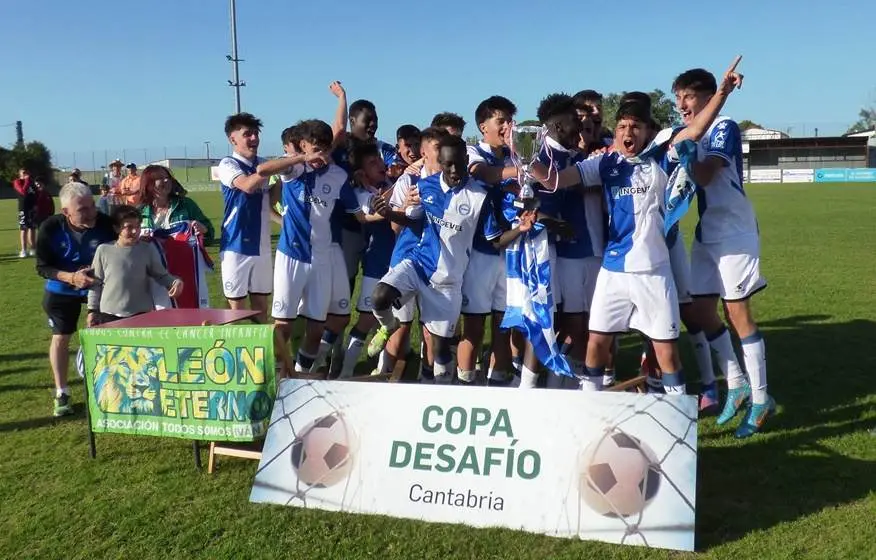El Deportivo Alavés en el momento de recoger la copa de campeón. R.A.