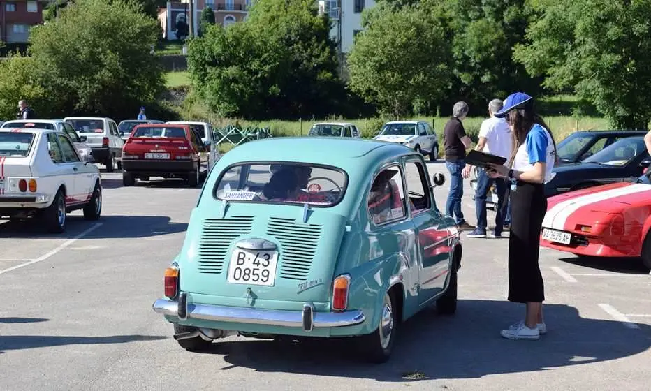 Renedo acogió 60 coches clásicos y deportivos.