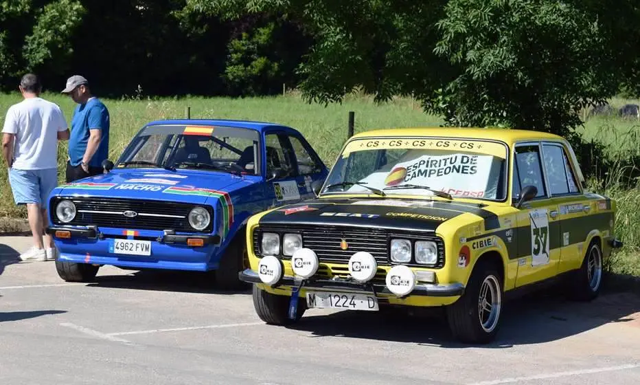 Dos de los coches participantes en la exhibición.