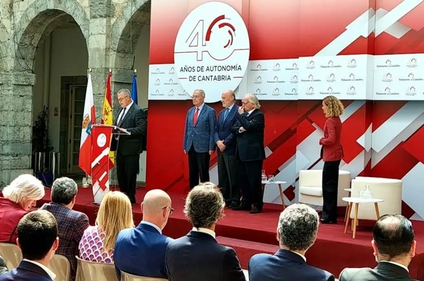 Acto en el patio del Parlamento de Cantabria.