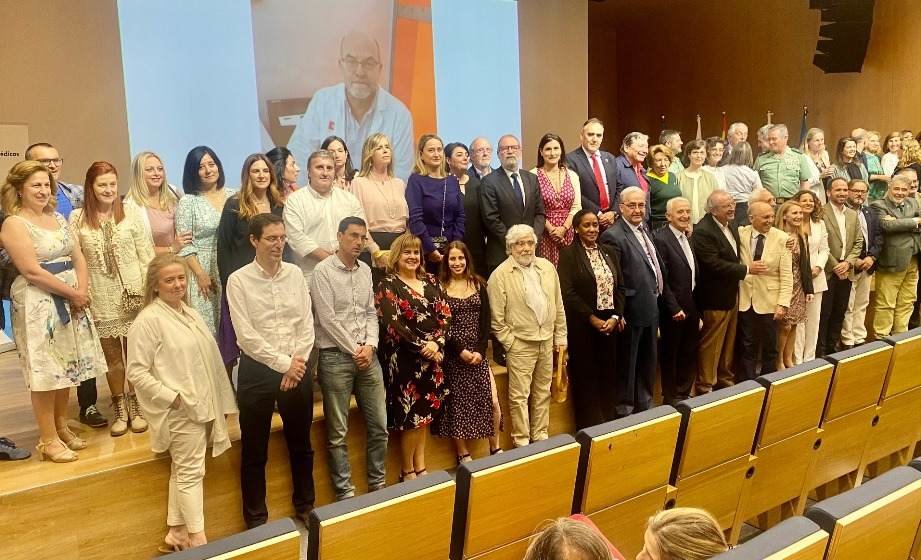 Entrega de la Medalla de Plata al Ayuntamiento de Santander por el Colegio de Médicos.