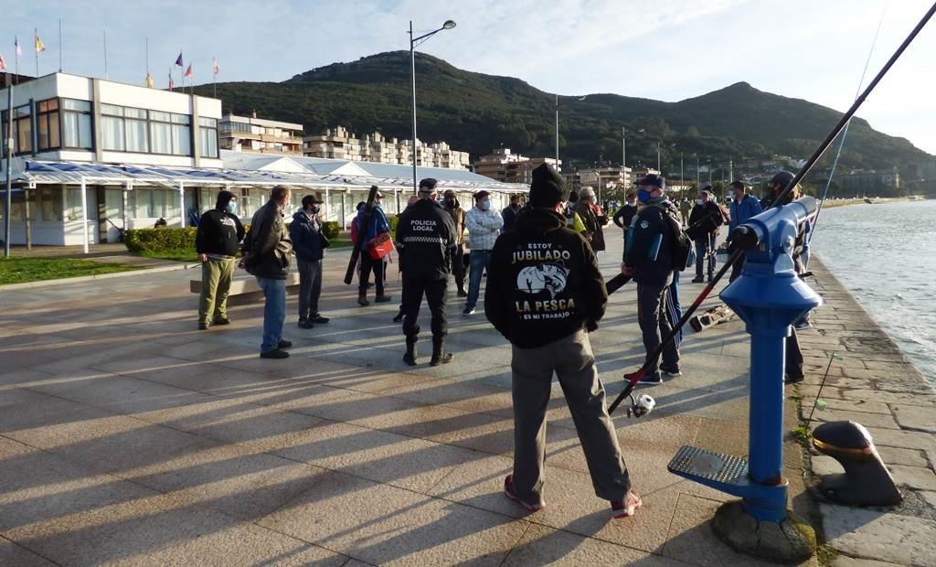 Agentes de la Policía Local de Santoña con los pescadores deportivos. R.A.