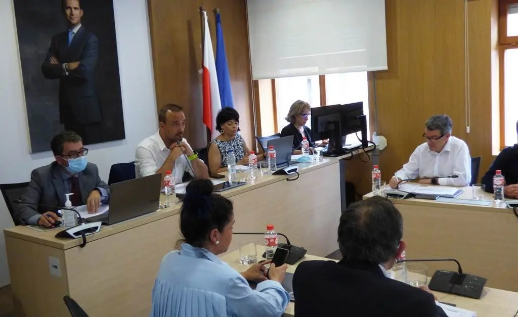 Los concejales durante la sesión plenaria en Torrelavega. R. A.