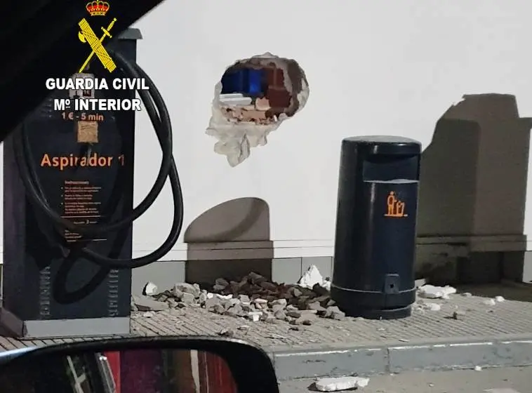 Butrón realizado en la pared de la gasolinera en Marina de Cudeyo.