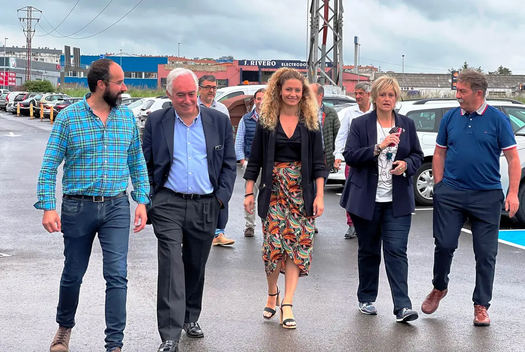 Las autoridades políticas visitaron las obras de la carretera en Camargo.