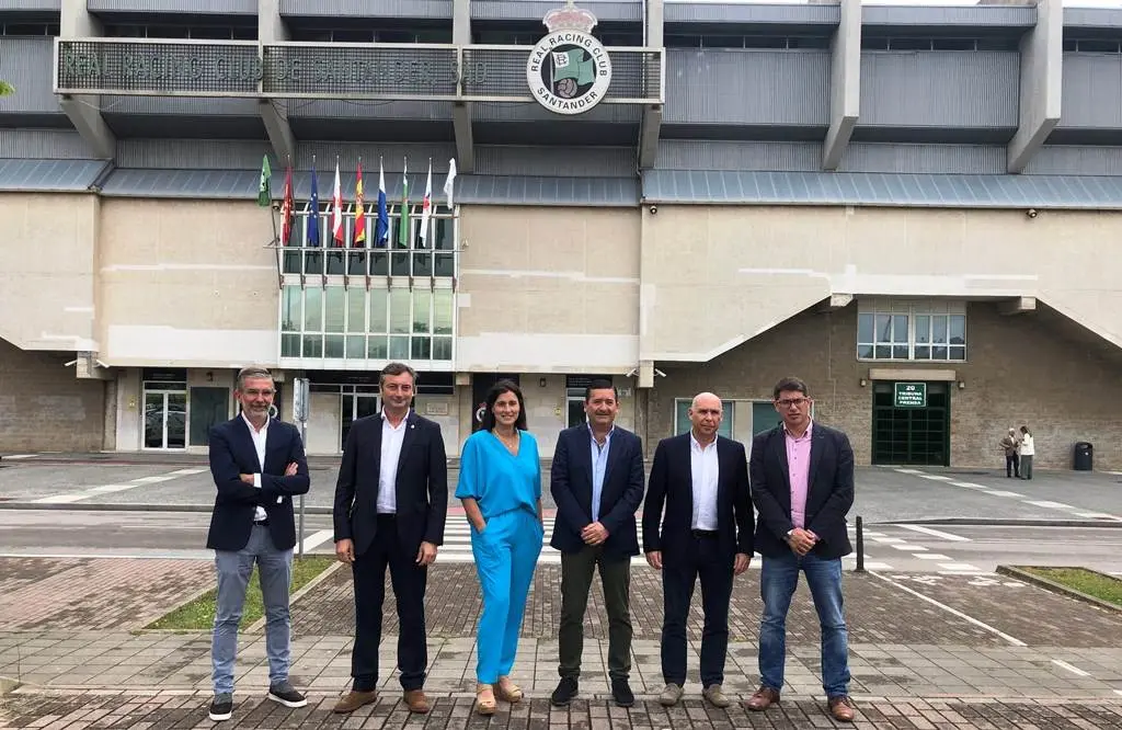 Firma del convenio entre el Ayuntamiento de Santander y el Racing para las inversiones.