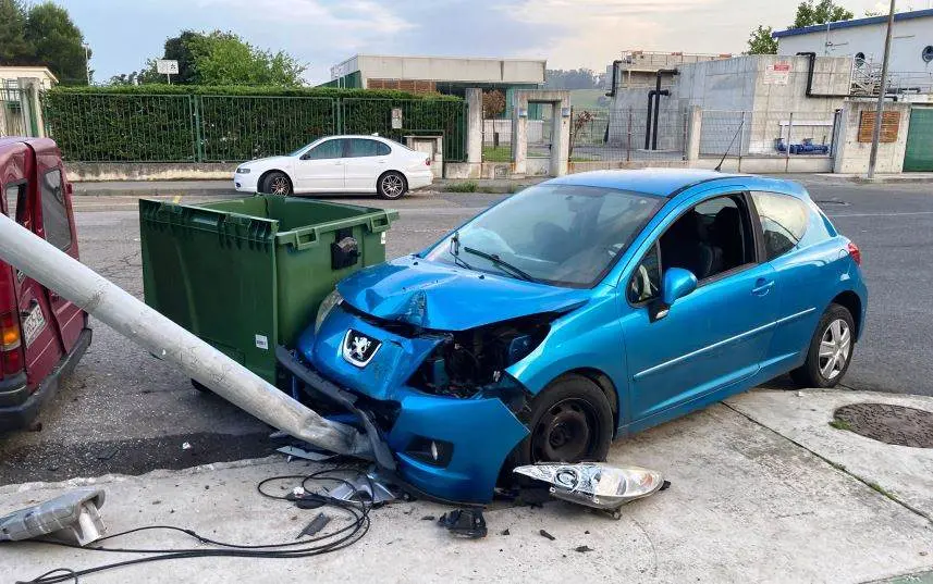 Coche empotrado contra una farola en Santoña.