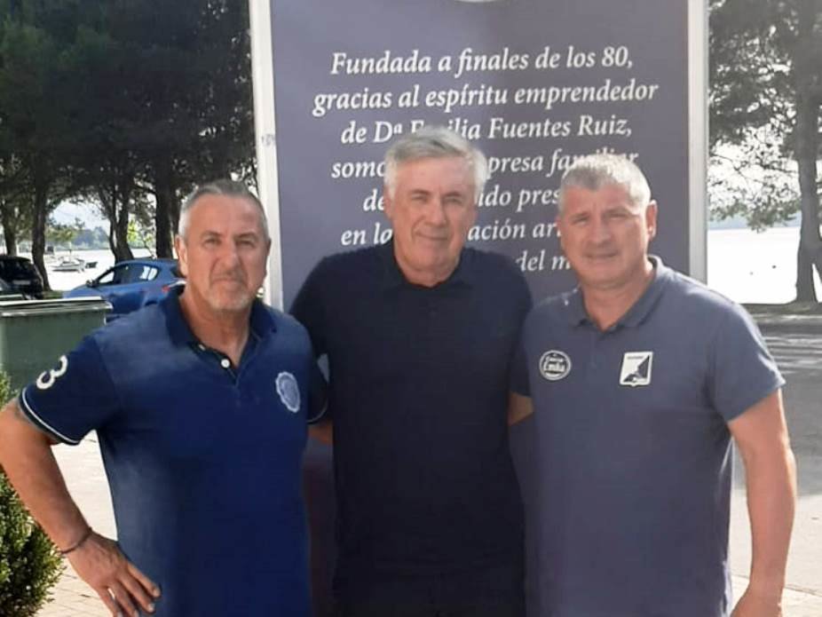 Carlo Ancelotti en el centro, junto a Nico Escobedo a la derecha, y Manolo Calvo.