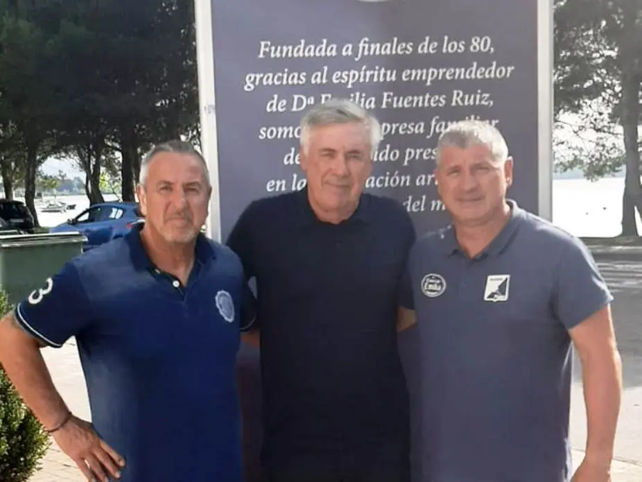 Carlo Ancelotti en el centro, junto a Nico Escobedo a la derecha, y Manolo Calvo.