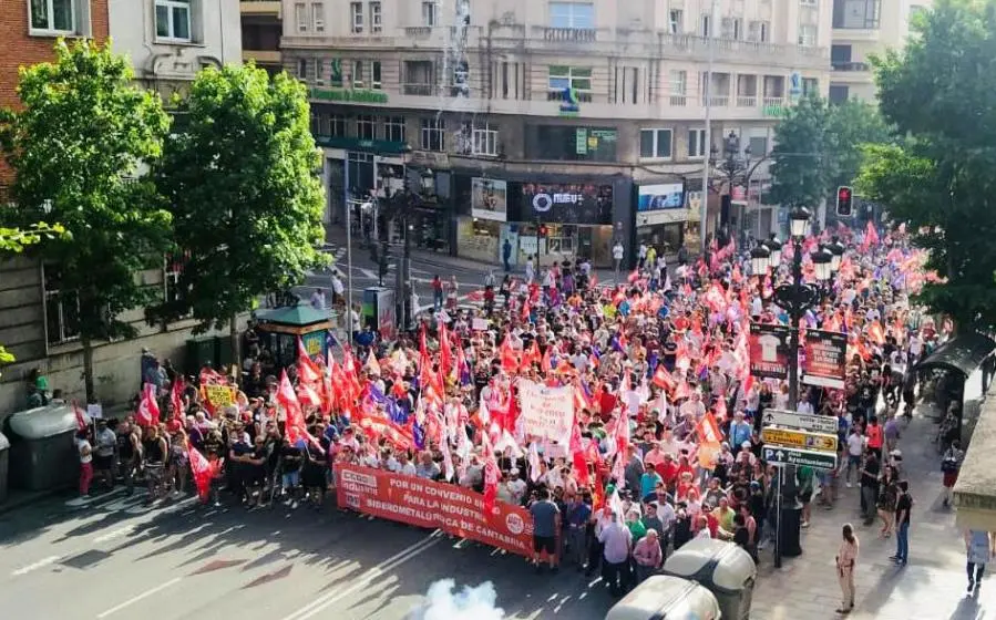 Manifestación de los trabajadores del metal por las calles de Santander.