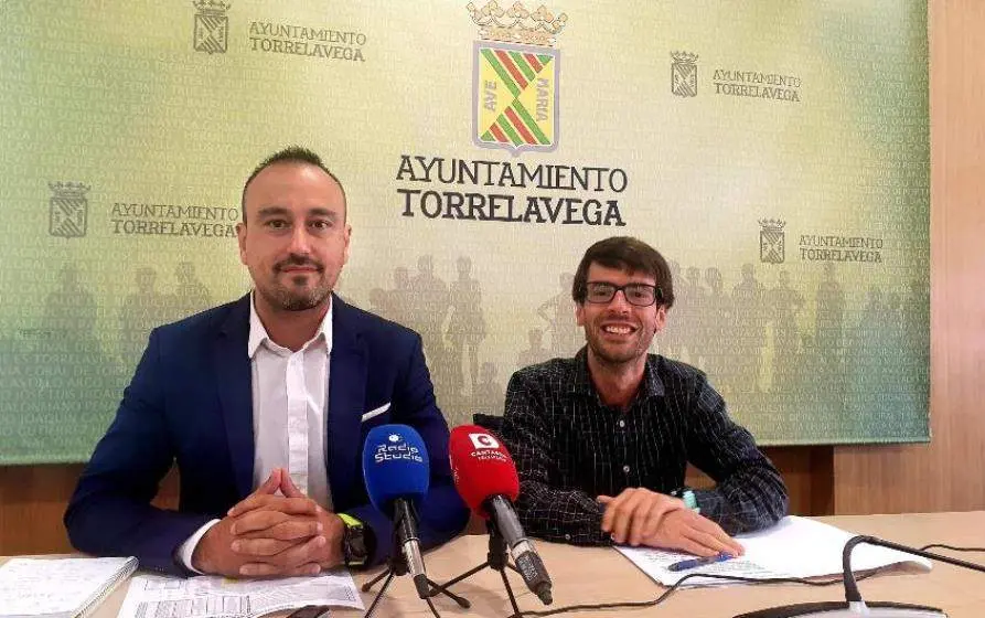 Javier López Estrada, a la izquierda, y Saiz Ahumada presentan los programas para Torrelavega.