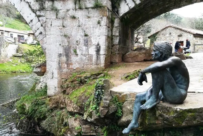 Escultura del Hombre Pez, en Liérganes. R.A.