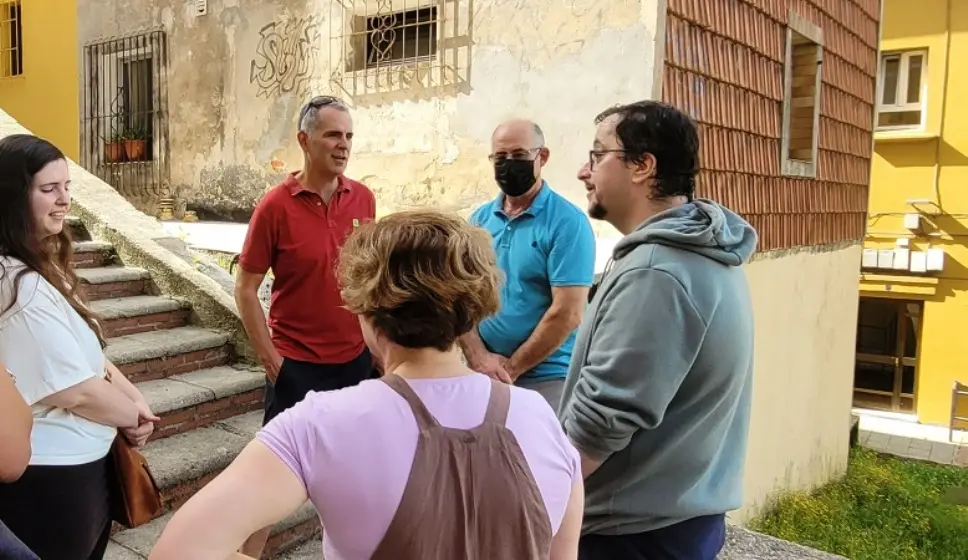 El concejal Miguel Saro junto a los vecinos.