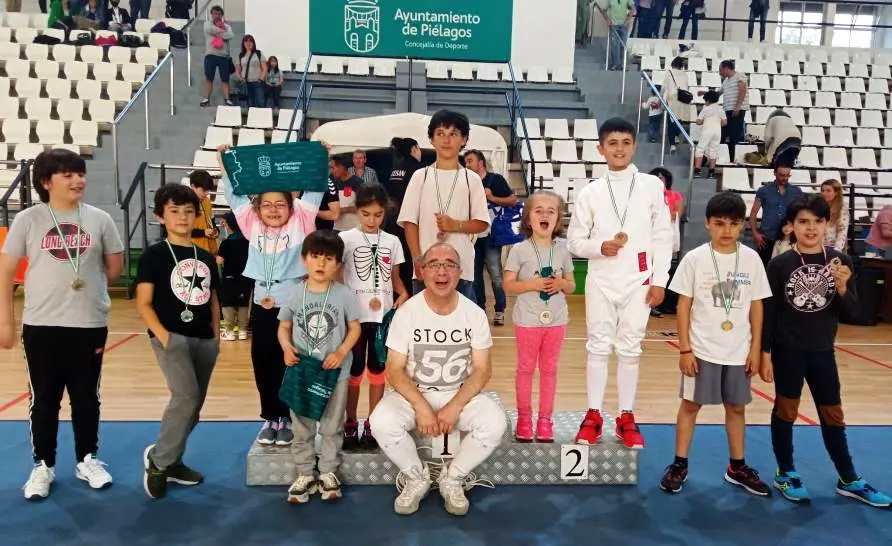 Los deportistas comparten el podium.