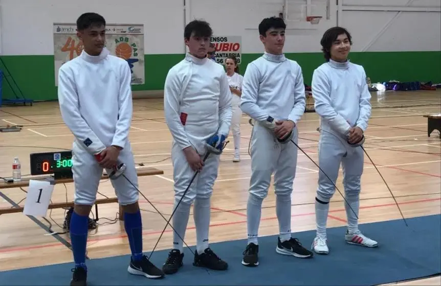 Los deportistas compiten en diversas categorías y en la modalidad de espada.