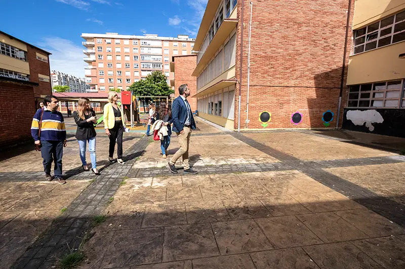 Visita de la consejera de Educación, Marina Lombó, al colegio Juan de la Cosa, en Santoña.