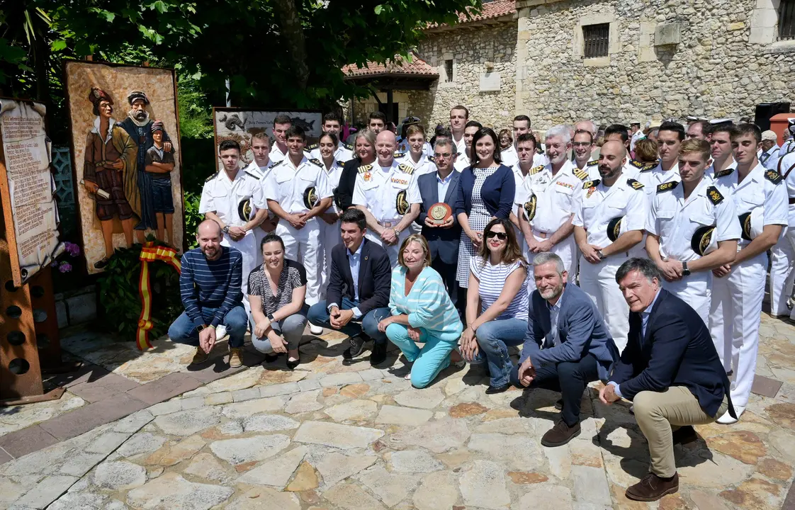 Las autoridades en el momento del acto de homenaje a