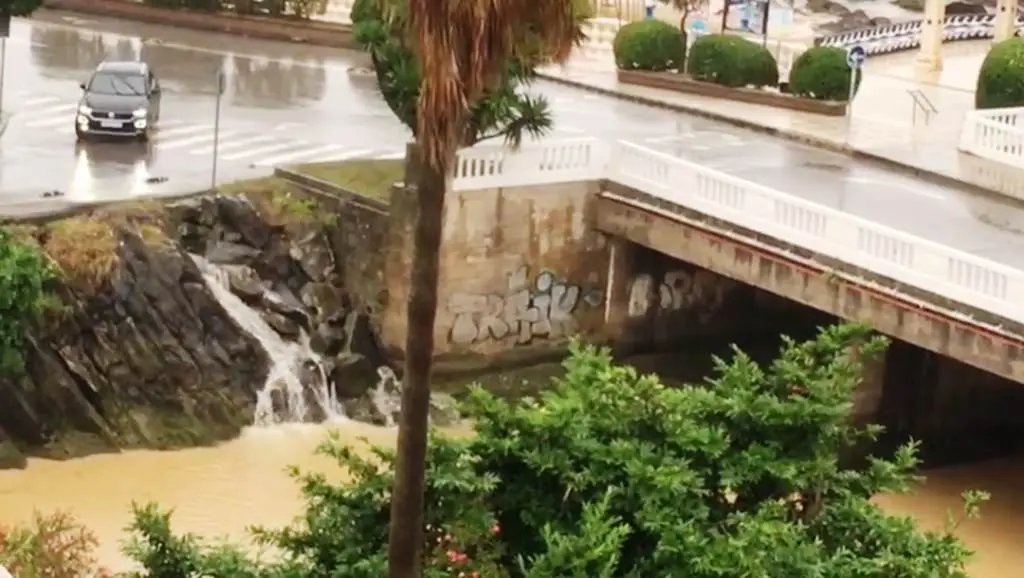 Río Brazomar que desemboca en la playa del mismo nombre.