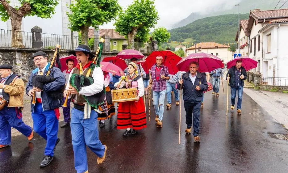 Los caminantes en albarcas suben a la ermita en Arredondo.