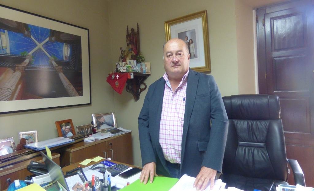 El alcalde de Villacarriedo, Ángel Sainz, en su despacho de la Casa Consistorial. R.A.