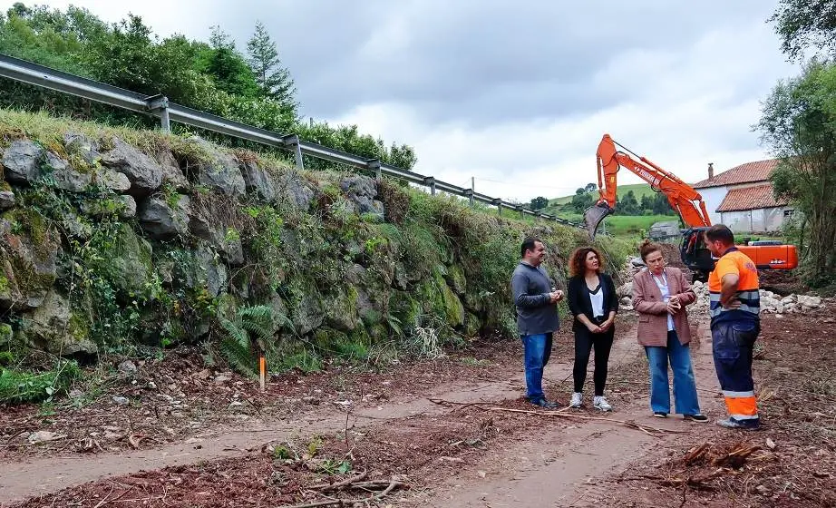 Las autoridades políticas visitan las obras en Ruiseñada.