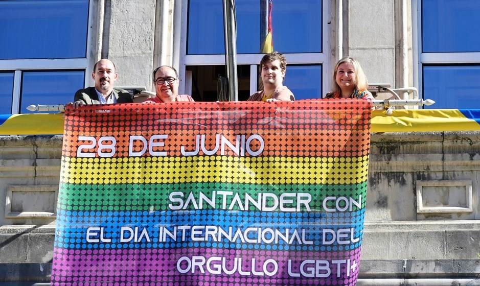 Despliegue de la lona del orgullo en el Ayuntamiento de Santander.