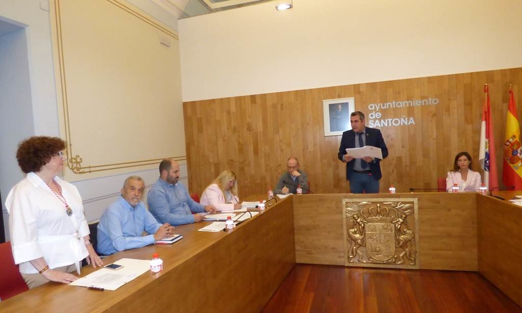 La nueva concejala del PP en Santoña, Clara María Ibáñez, tomó posesión del cargo. R.A.