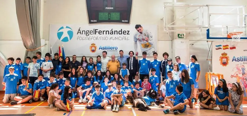 Acto de concesión del nombre del pabellón de Astillero al jugador de balonmano, Ángel Fernández.