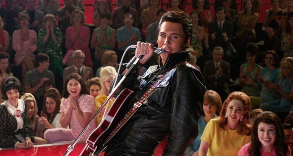 Fotograma de la película dedicada a Elvis en un concierto.
