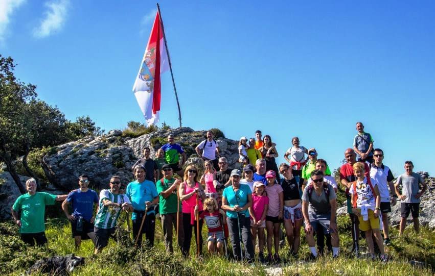 Participantes en la subida al Pico Buciero, en Santoña. R.A.