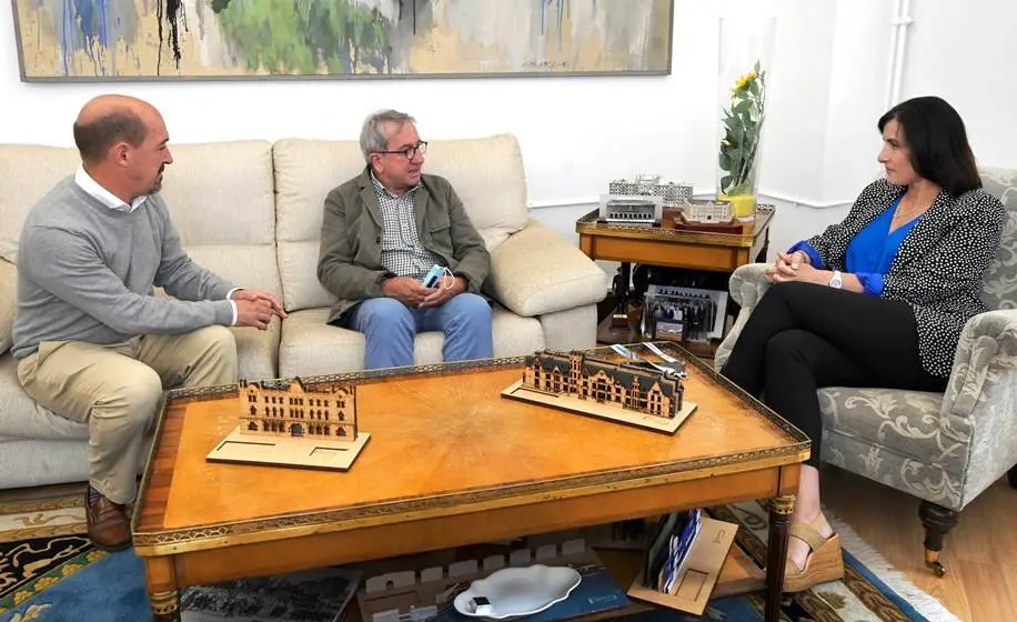 Reunión sobre la soledad no deseada en el Ayuntamiento de Santander.