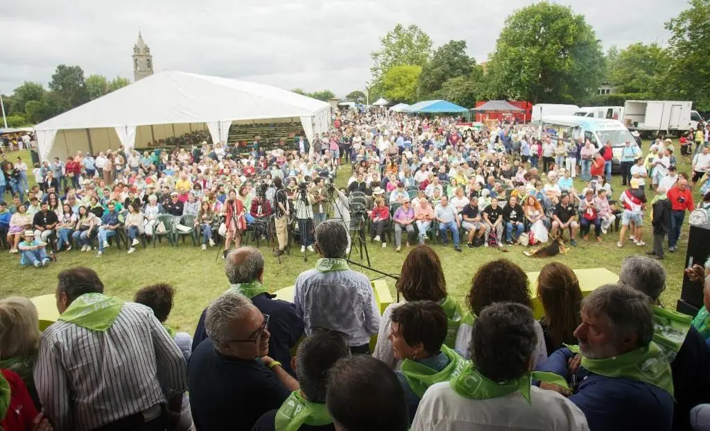 Asistentes a la fiesta del PRC en Latas, en Ribamontán al Mar.