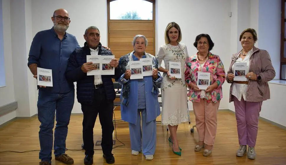 Vecinos participantes en el taller junto a la alcaldesa de Piélagos, Verónica Samperio.