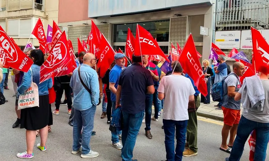 Concentración frente a la patronal de la CEOE en Santander.