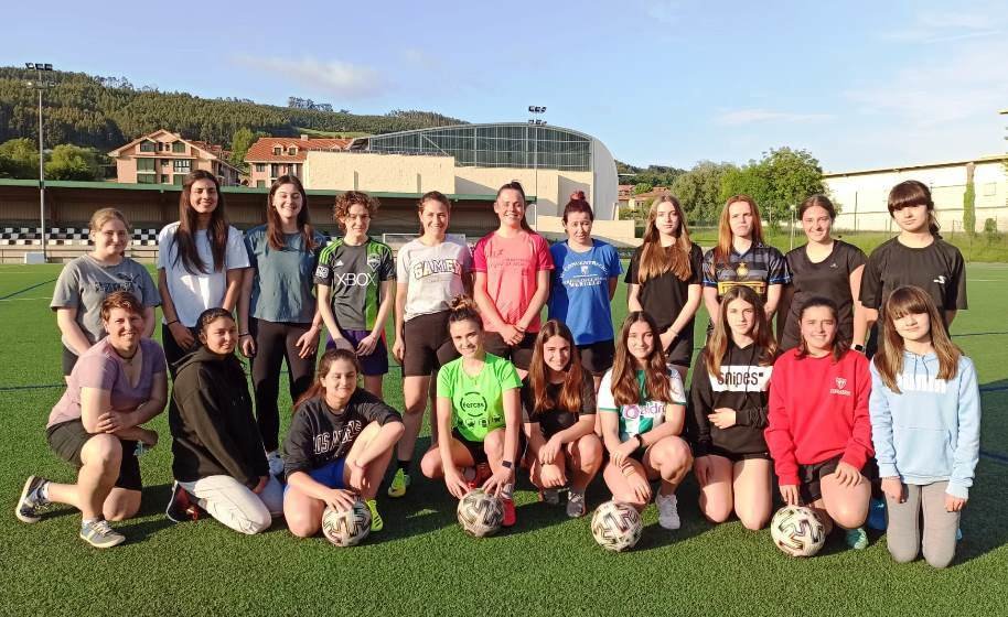 Futbolistas del equipo femenino de Meruelo.