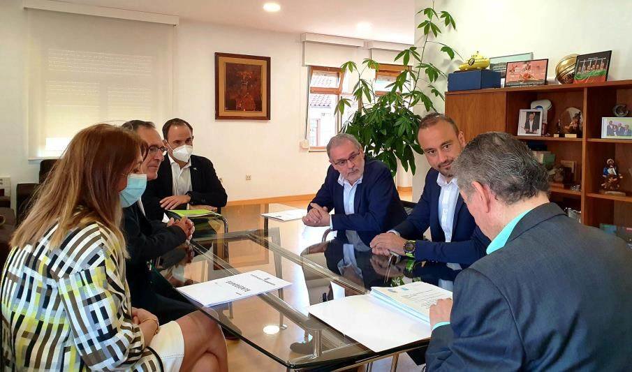 Reunión de la firma del acuerdo entre el Ayuntamiento de Torrelavega y la Universidad de Cantabria.