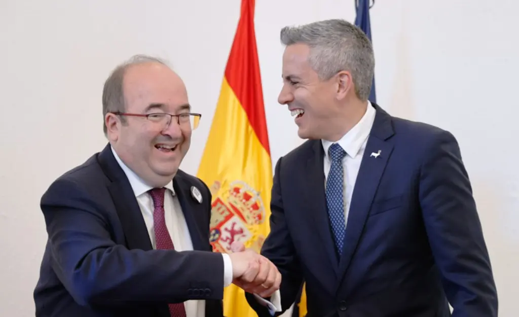 Firma del convenio para la puesta en marcha del Centro Internacional de Arte Rupestre de la Unesco.