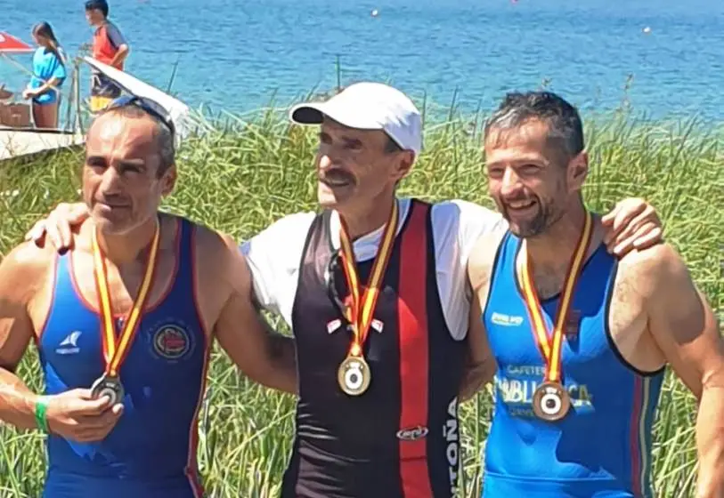 El remero Agustín Garay en el centro con el metal de oro.