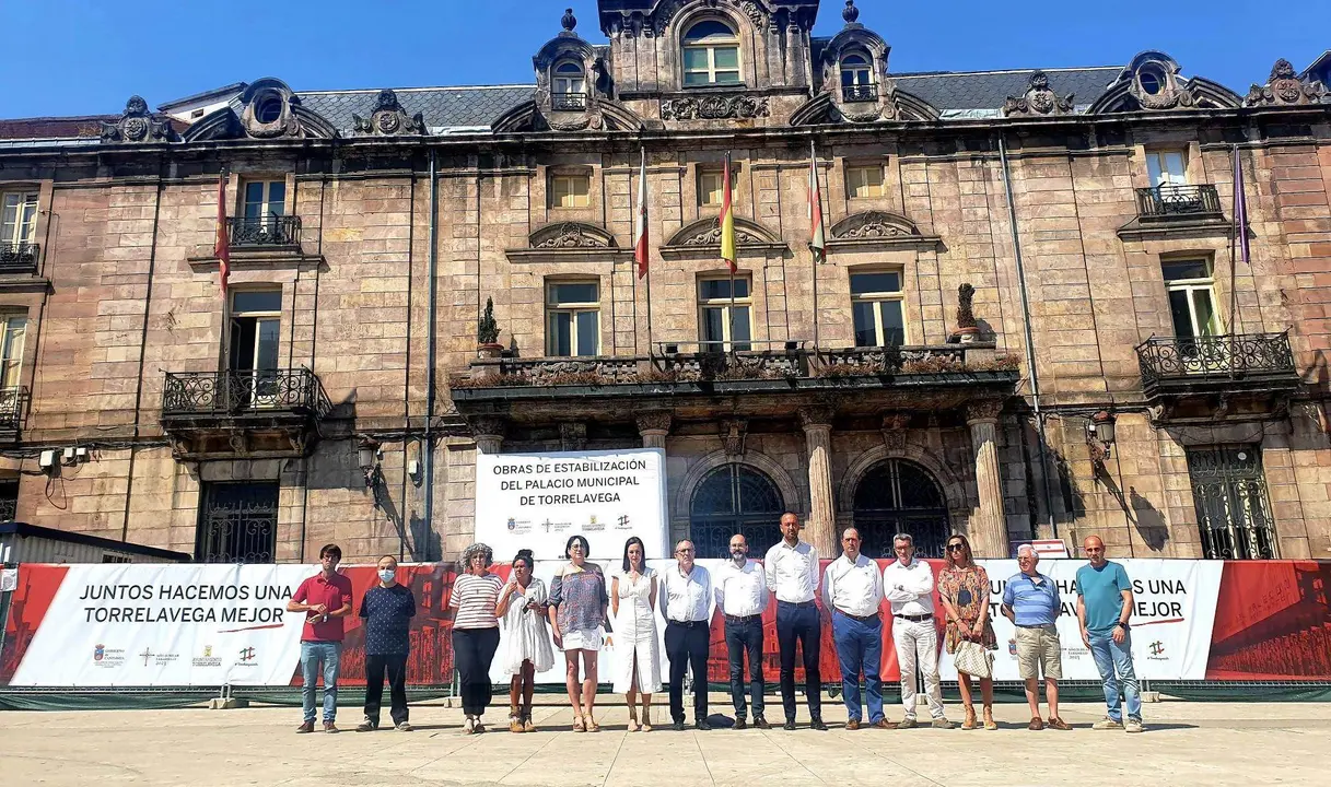Concentración frente al Palacio Municipal en Torrelavega.