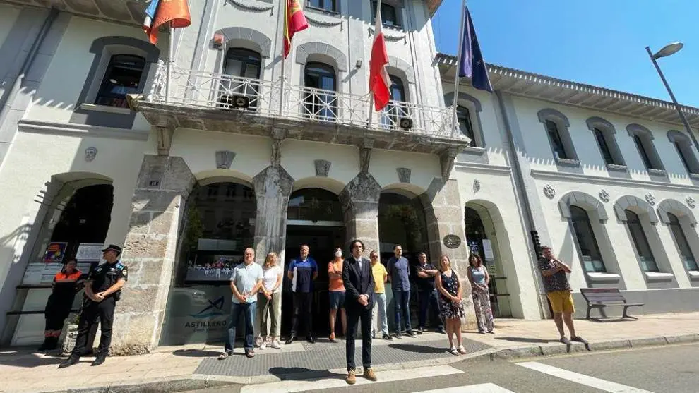 El alcalde, Javier Fernández Soberón, en la puerta del Ayuntamiento.