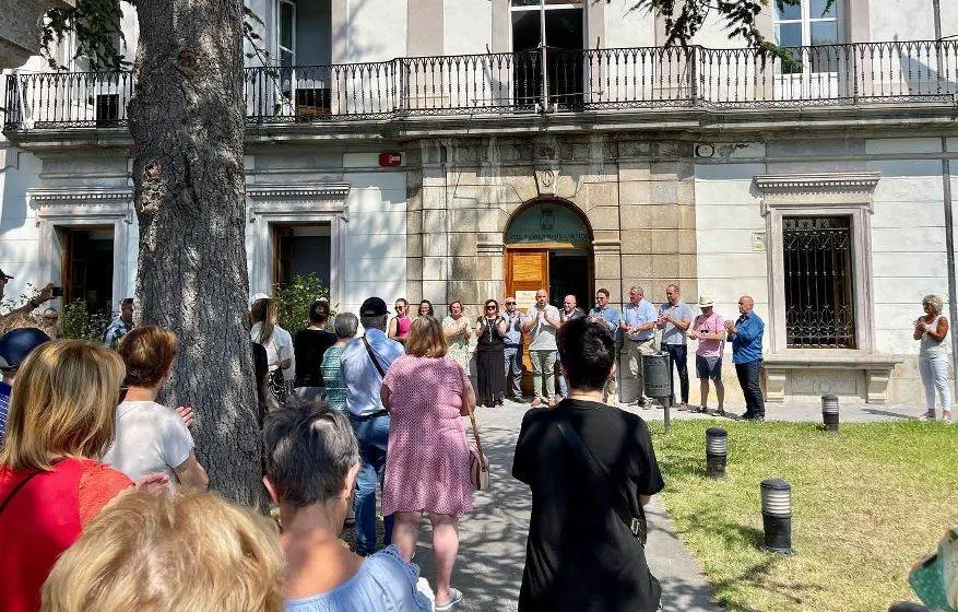 Vecinos y miembros de la Corporación municipal en Laredo.