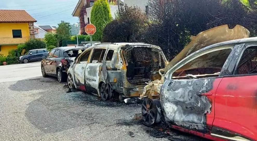 Coches quemados en Piélagos. Facebook.