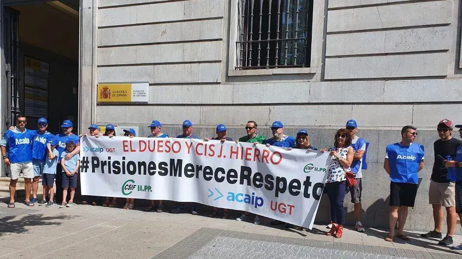 Asistentes a la concentración frente a la Delegación del Gobierno en Santander.