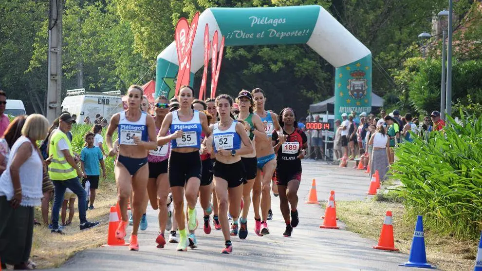 Atletas de la categoría élite femenina en la prueba de Zurita, en Piélagos.