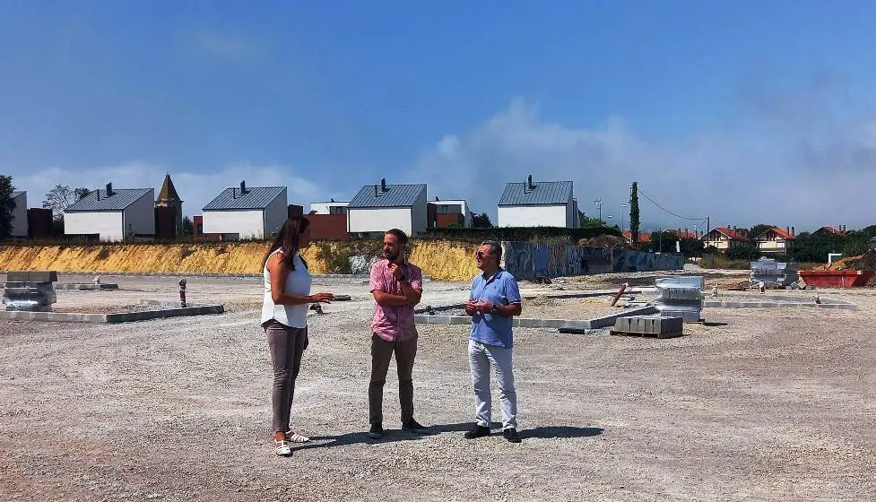 Visita a las obras de urbanización del terreno donde se ubicará el futuro polideportivo.